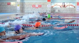 Kar kentinin çocukları yarı olimpik havuzda yarışlara hazırlanıyor