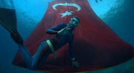 Milli sporcu Birgül Erken'den "Cumhuriyet'e Saygı" dalışı