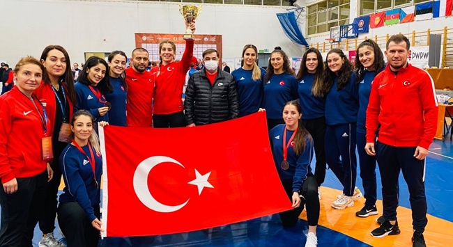 Kadın milli güreşçiler Polonya’da 3. oldu