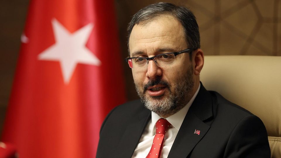 Bakan Kasapoğlu milli yüzücü Berkay Ömer Öğretir’i tebrik etti
