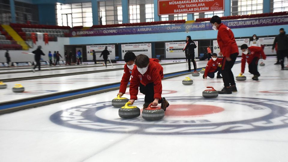 Kars Çayı’nda curling oynayan çocukların hayalleri gerçek oldu