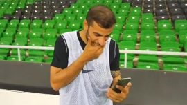 Sakaryasporlu futbolcu Abdülaziz Solmaz, babalık sevincini antrenmanda yaşadı