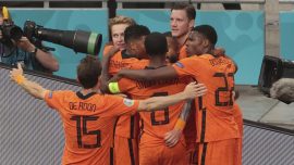 Hollanda tur biletini aldı