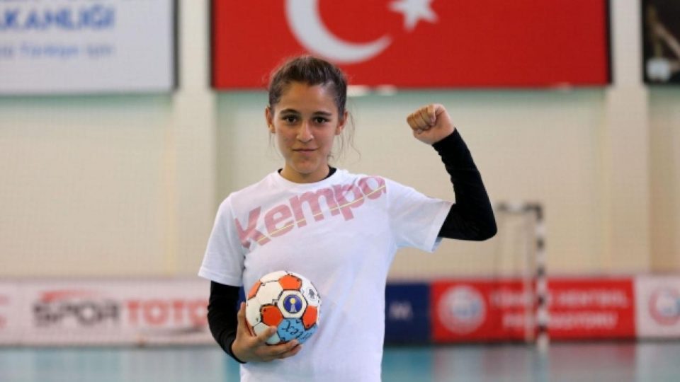 Genç hentbolcu Merve Akpınar’a eğitim ve spor bursu verilecek