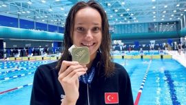 Milli yüzücü Viktoria Zeynep Güneş'ten altın madalya