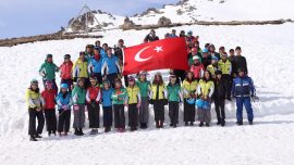 Sivas'ta kırsaldaki çocuklar kayakla tanışıyor
