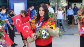 Milli güreşçi Elvira Kamaloğlu'ndan altın madalya