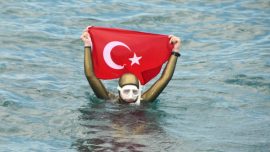Milli sporcu Birgül Erken'den "Ata'ya saygı dalışı"