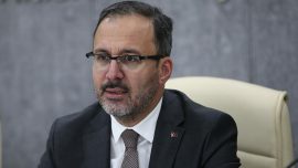 Bakan Kasapoğlu'ndan 96. Gazi Koşusu'nun galibine tebrik