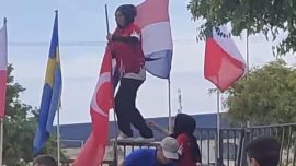 Milli sporcu Rabianur Uzunay, yarıya düşen Türk bayrağını göndere çekti