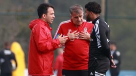 Beşiktaş'ta Şenol Güneş oyuncularla yakından ilgileniyor