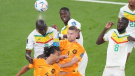 Hollanda, Senegal'i iki golle devirdi