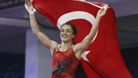 Milli güreşçi Bediha Gün'den gümüş madalya