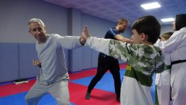 Çocuklar aileleriyle birlikte 'karateci' oldu