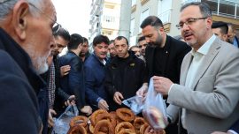 Bakan Kasapoğlu İzmir'de vatandaşlarla bayramlaştı