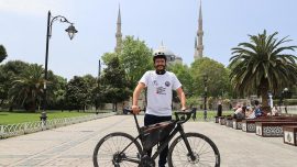 Bisikletle hacca gitmek için yola çıkan Fransız yazar İstanbul'da