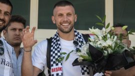 Beşiktaş Ante Rebic'in transferi için görüşmelerin başladığını açıkladı