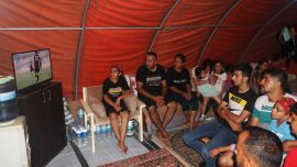 Hatay'da futbolseverler Hatayspor'u çadırlarda takip etti