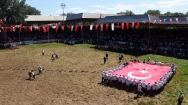 Kırkpınar'da dev Türk bayrağı açıldı