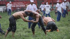 Kırkpınar'da pehlivanlar sağanak altında güreşti