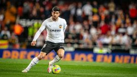 Milli futbolcu Cenk Özkacar Valencia'nın vazgeçilmezi olmak istiyor