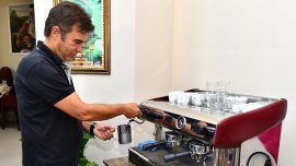 Beşiktaş'ın efsane oyuncularından Feyyaz Uçar "barista" kursuna katıldı