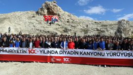 Murat Kanyonu'nda 1000 kişinin katılımıyla "Cumhuriyet" yürüyüşü yapıldı