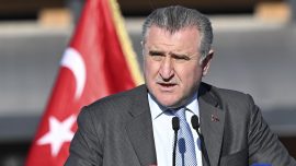 Bakan Bak Hasan Arat'ı tebrik etti