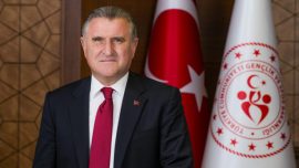 Bakan Osman Aşkın Bak Eczacıbaşı Dynavit ve VakıfBank'ı tebrik etti