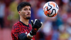 Manchester United'da kaleyi Altay Bayındır devralacak