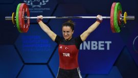 Milli halterci Aysel Özkan'dan bronz madalya